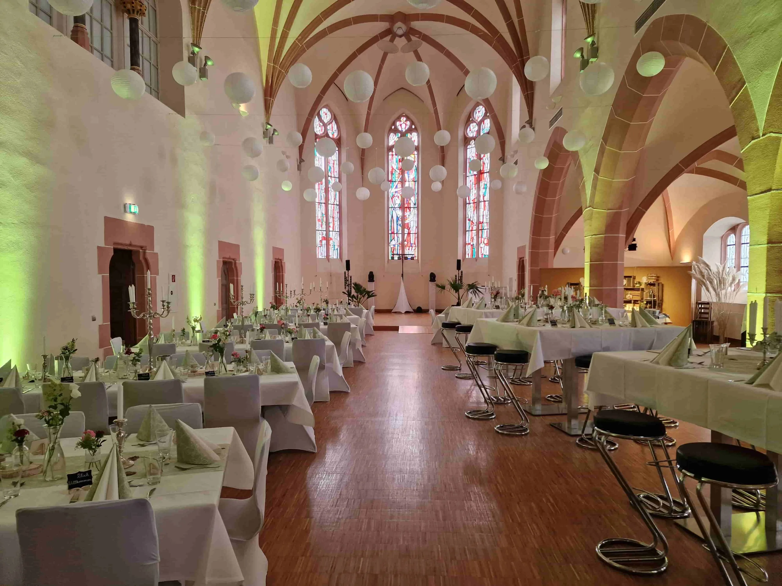 DJ Julian Engels auf Hochzeit im Forum Antoniuskirche in Waldbreitbach